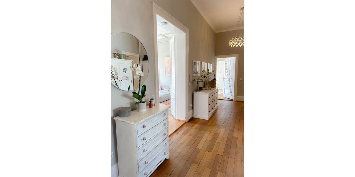 Westend-Juwel in Bestlage: Lichtdurchfluteter, kernsanierter Altbau mit Kamin, Stuckdecken, etc. 4 zimmer