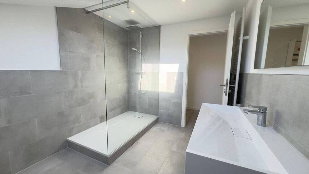Elegantes Wohnen auf neuem Niveau - 3 Zimmer, stilvoll saniert mit neuer EBK- Erstbezug!