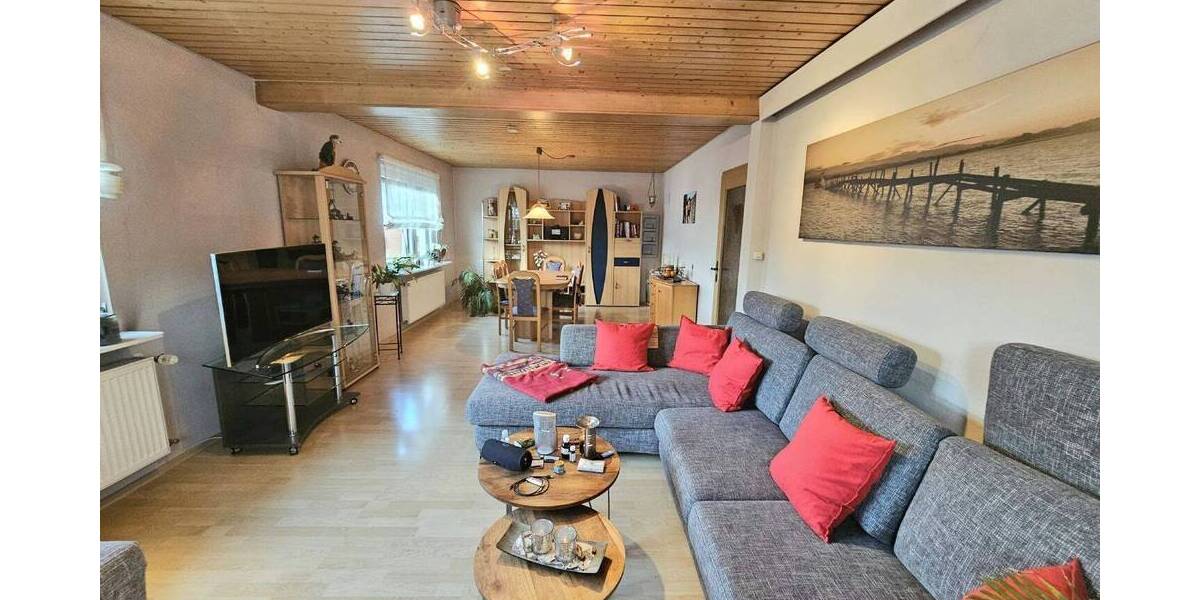 **Renov. Wohnhaus mit gr. Garage auf herrlich sonnigem Grundstück!!** 5 zimmer