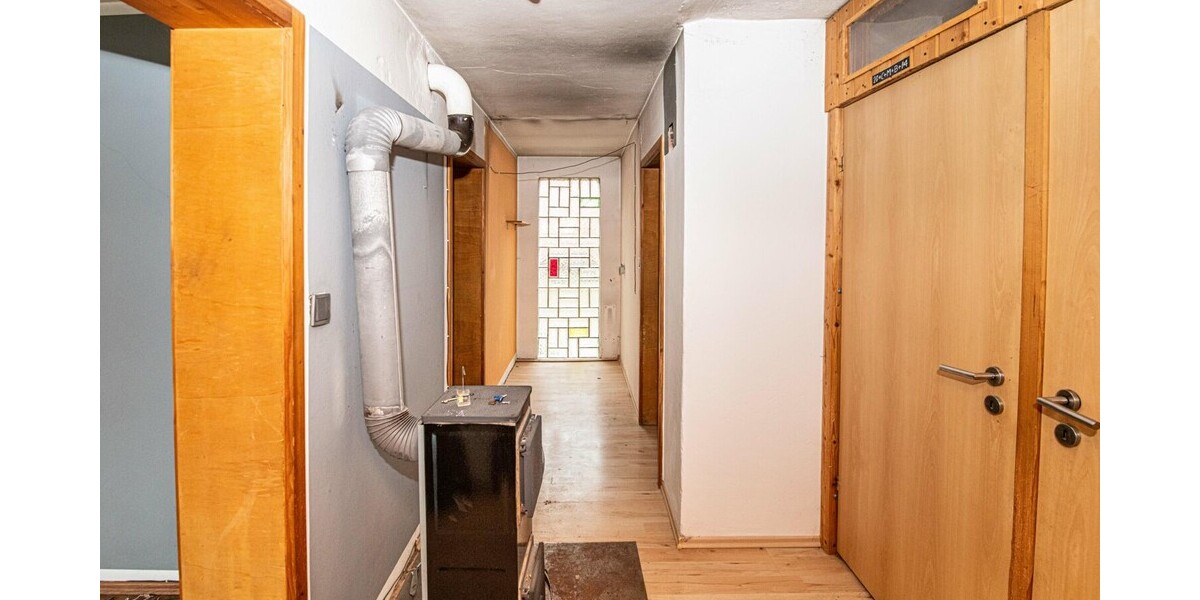 Zweifamilienhaus mit großem Grundstück 8 zimmer