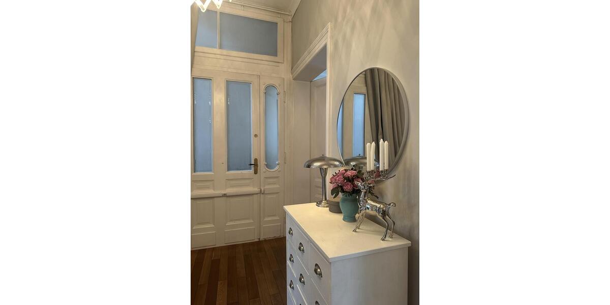 Westend-Juwel in Bestlage: Lichtdurchfluteter, kernsanierter Altbau mit Kamin, Stuckdecken, etc. 4 zimmer