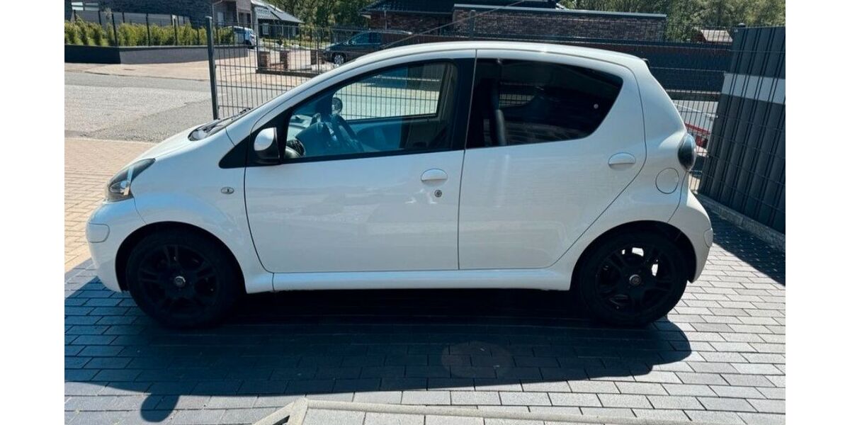 Toyota Aygo (X) 126.000 km 2.600 &euro; Bremerhaven 27570