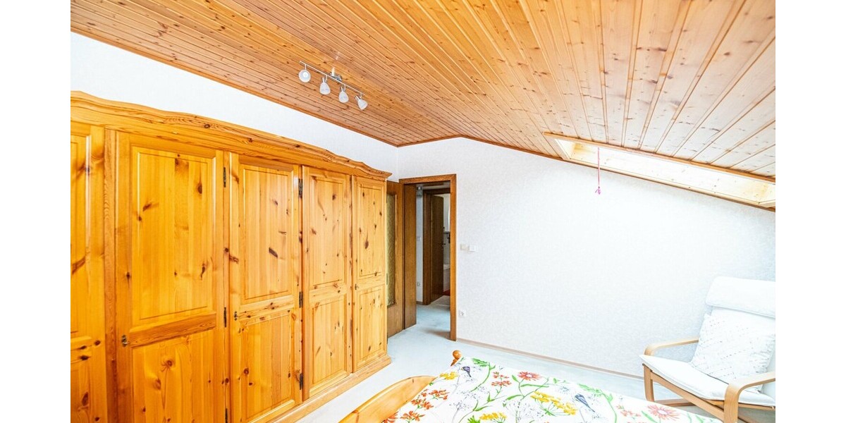 Gepflegtes Dachgeschoss mit Blick ins Grüne und Wohlfühlambiente - Dachgeschoßwohnung Neukirchen beim Heiligen Blut | Angebot:26770275