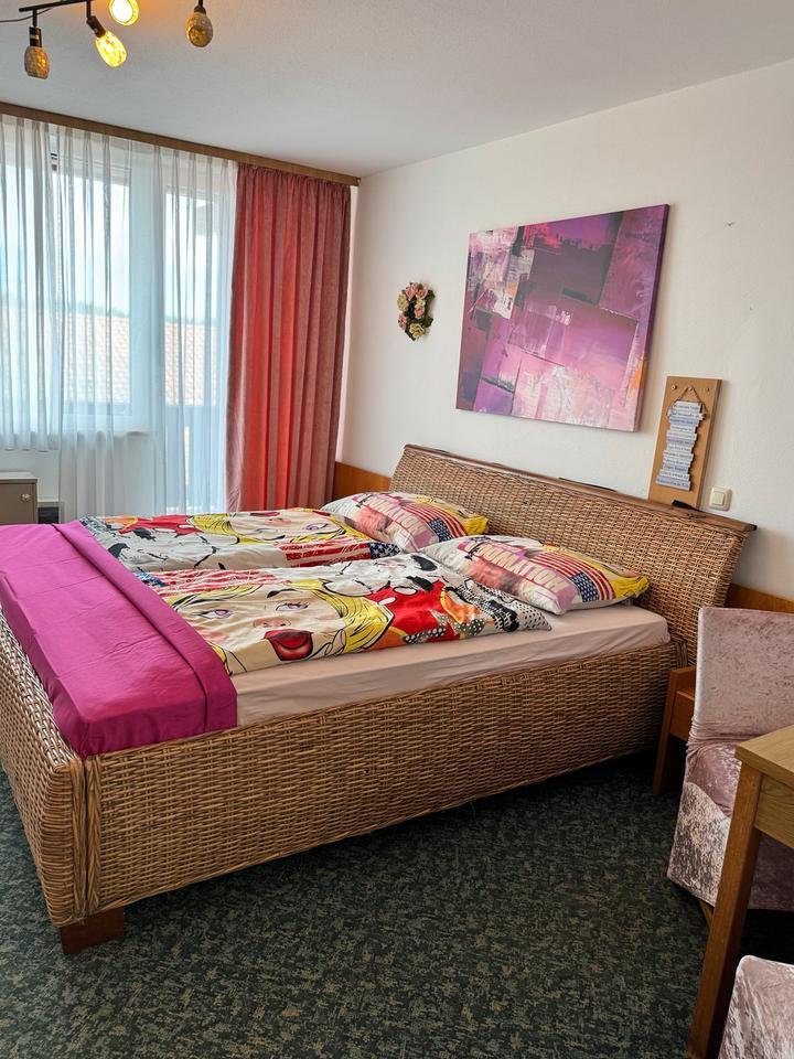 Zu verkaufen eine Zimmer 32m2 großem Balkon komplett möbliert,