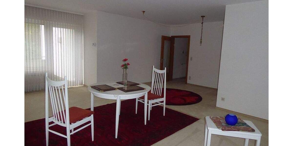 Sonnige Wohnung mit Balkon im Obergeschoss eines gepflegten Mehrparteienhaus, inklusive Garage! 2 zimmer