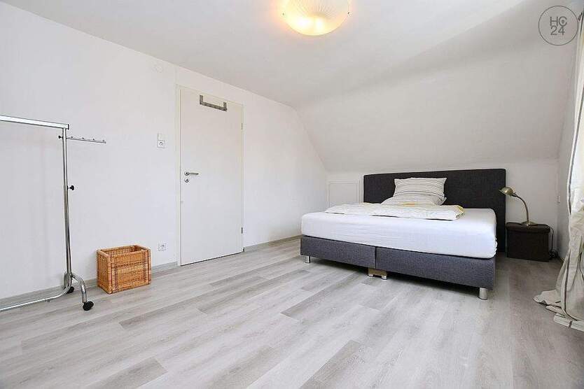 Voll möblierte Wohnung mit Stellplatz in Stuttgart Zuffenhausen nähe Porsche 2 zimmer