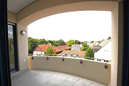 Exklusive, moderne 3 Zi.-DG-Whg. mit XL-Balkon, EBK, gr. TG-Stpl. in zentraler Lage Neufahrn (S1)