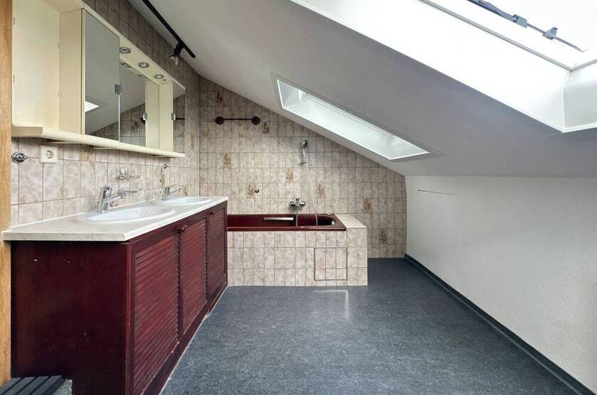 Außergewöhnliche 4,5 Zimmer Wohnung direkt am Feld mit Garage