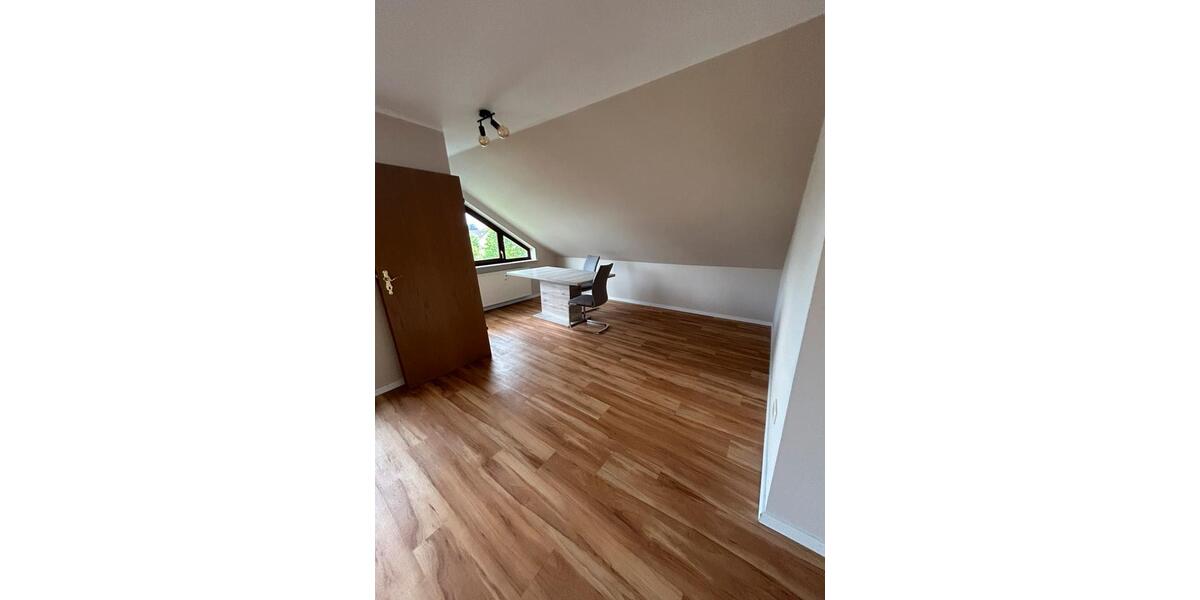Schöne Dachgeschosswohnung in FrankenbergEder 2 zimmer