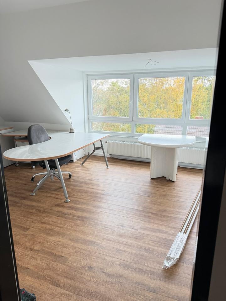 Helle Büroräum im Zentrum von Refrath mit Aufzug & schönem Ausbli zimmer