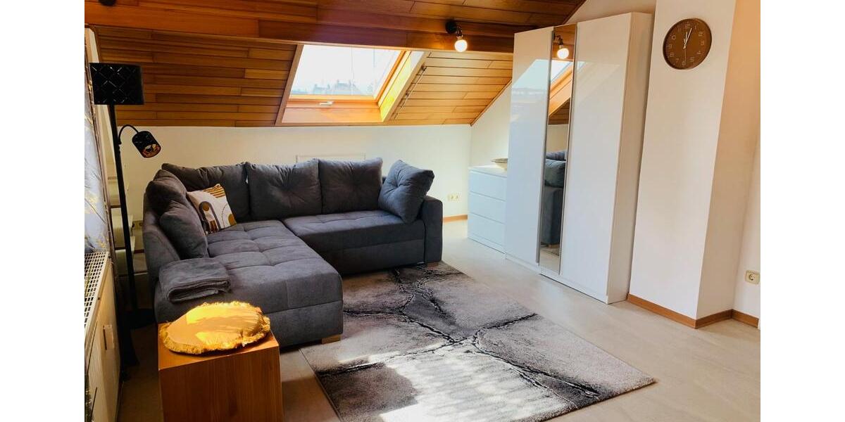 Renovierte und voll möblierte DG-Wohnung für Single-Person zimmer