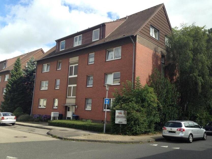 Renovierte, gut geschnittene 3 Zimmer-Wohnung mit Einbauküche zimmer