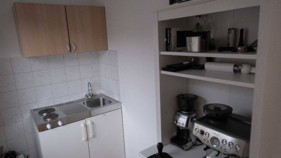 Renovierter Büroraum zur Untervermietung mit Gemeinschaftsflächen - All-in-Miete