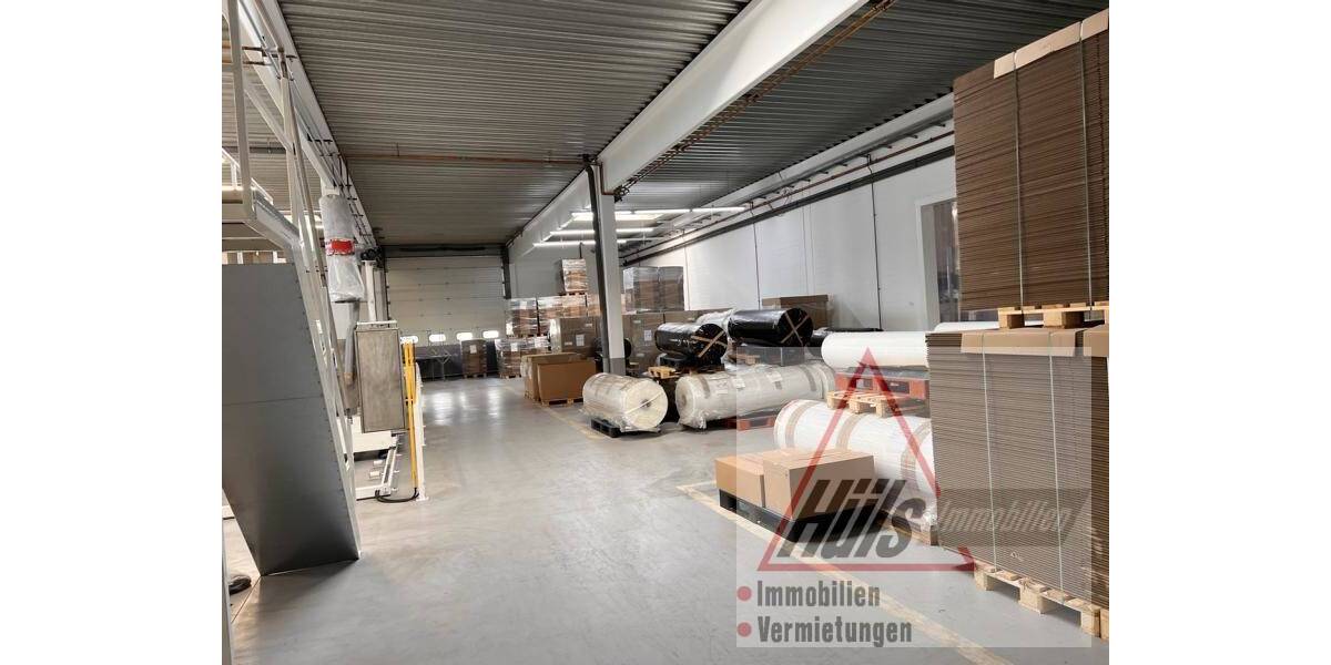 helle Produktions- und Lagerhalle mit Sozialräumen mit guter Erreichbarkeit zimmer