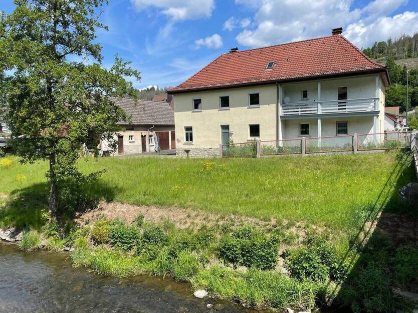 Wallenfels: Zweifamilienwohnhaus mit Potential