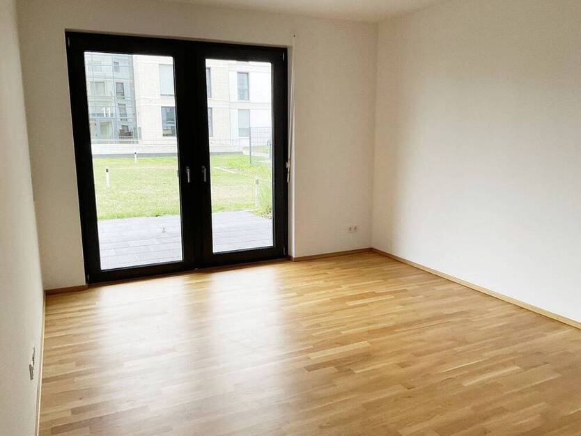 Helle 2-Zimmer-Wohnung mit Terrasse, moderne Neubau-Ausstattung mit Echtholzparkett + Einbauküche