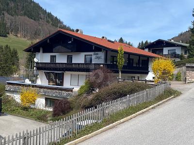 GROßES TRADITIONELLES LANDHAUS MIT BERGBLICK