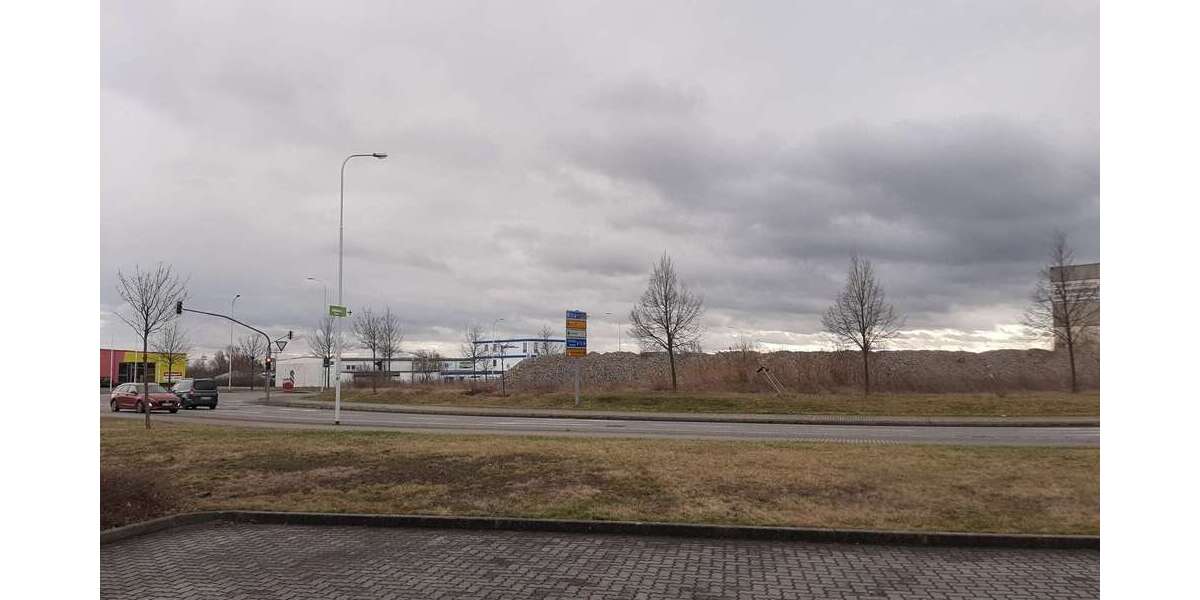 + Baugrundstück mit Altbau in Halle + nahe gelegen an der A143 + zimmer