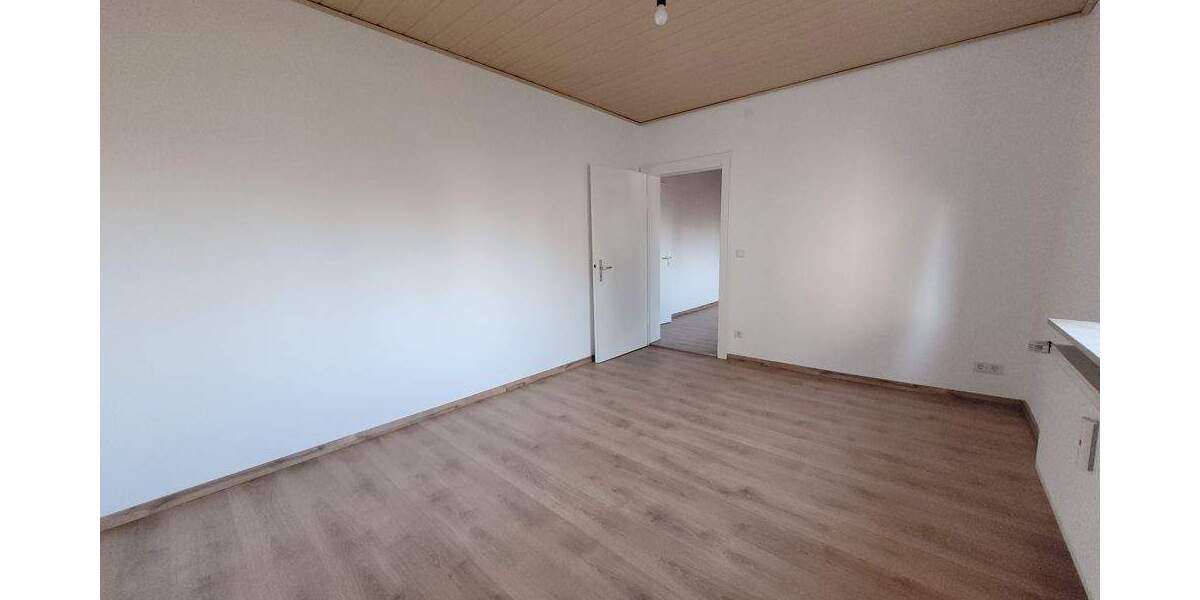 * CHARMANT - NEU RENOVIERT - SOFORT BEZUGSFÄHIG * schöne 3 Zi.-Wohnung mit GARAGE in SC-WOLKERSDORF 3 zimmer