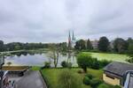 Exklusiv: Sanierte 3-Zi.-Wohnung mit Carport, Aufzug, Balkon & traumhaftem DOM-Blick am Mühlenteich