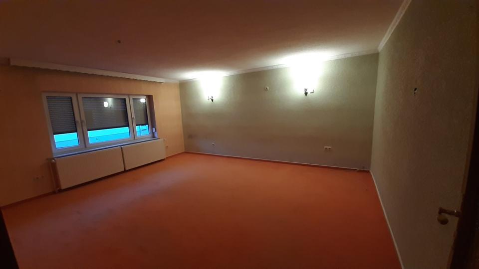 Wohnhaus vollunterkellert m. Dachausbau u. Nebengebäude m. 2 Fewo