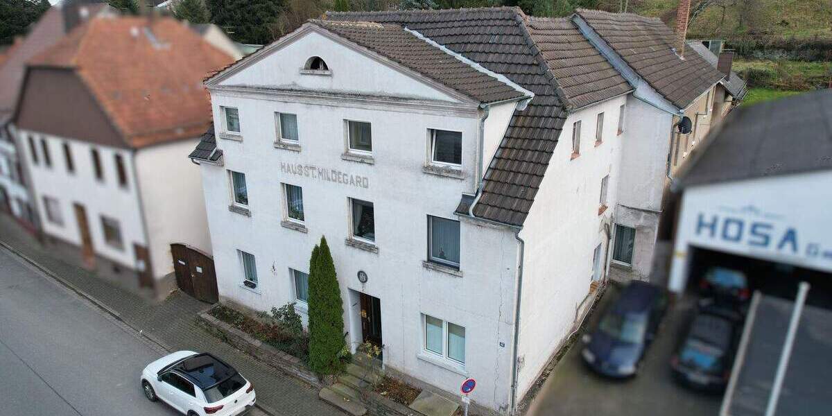 Mehrfamilienhaus mit vier Wohnungen und zwei Gewerbeeinheiten in Beverungen-Herstelle 1 zimmer