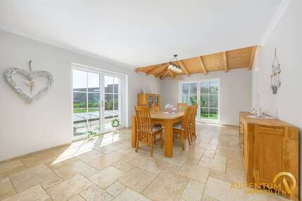 Haus zum Kaufen in Wenzenbach 1.149.000 € 250 m² 5 zimmer