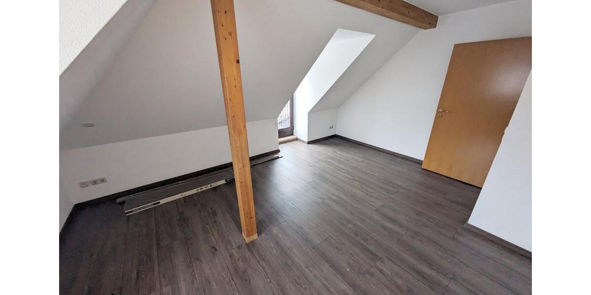 Dachgeschoßwohnung Zwickau - 3 Zimmer, 88 m&sup2;, 560&euro; | Angebot:26008237