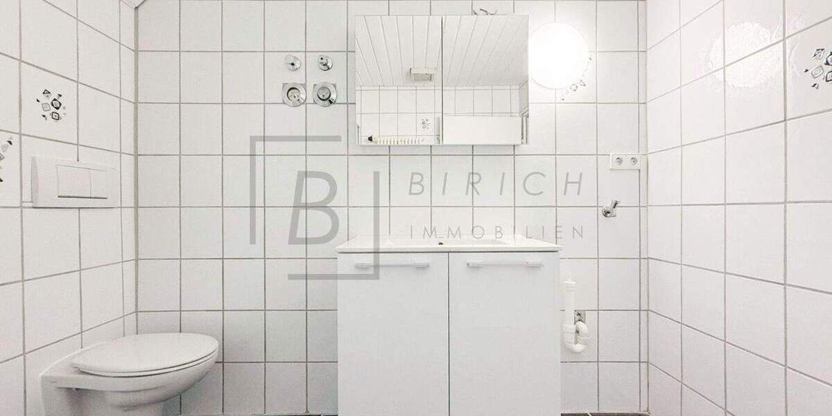 Ideal für Pendler: Ruhige 2,5-Zimmer-DG-Wohnung in Staig - nahe A7, mit neuer Küche & Dachterrasse 2 zimmer