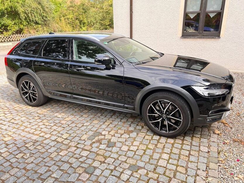 V90 Cross Country