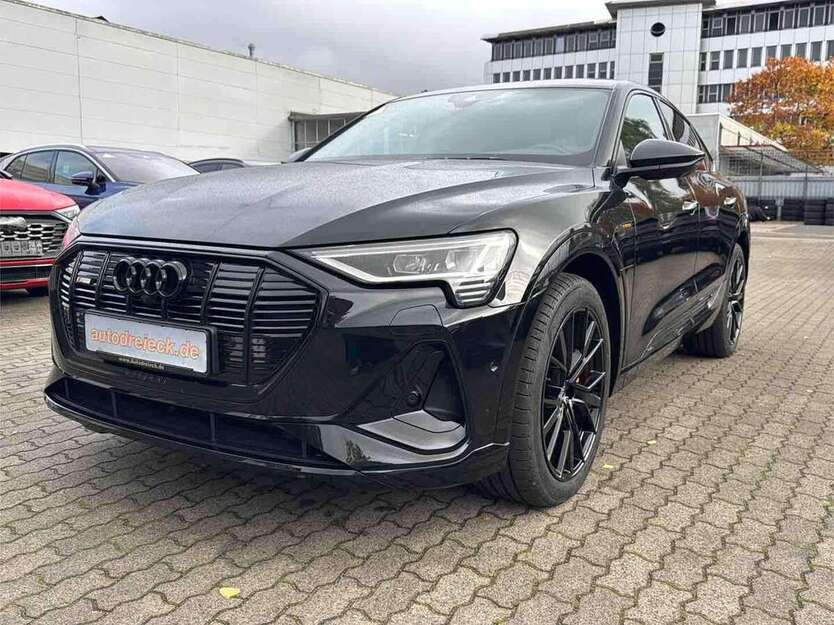 Audi e-tron 41.126 km 42.950 € Hamburg 22047