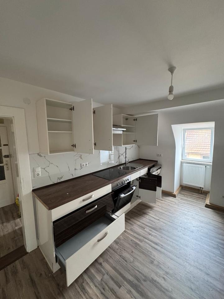 Frisch sanierte 2-Zimmer-DG-Wohnung(ca. 53m²) Bahnhofnah &zentral