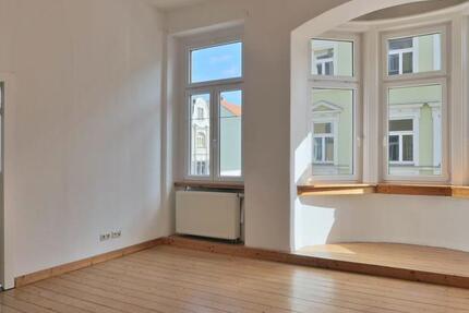 (12403_01) MGN: helle 2-Raum-Wohnung mit Parkett, Holzdielung, Stuckdecken, Balkon und Einbauküche in der Innenstadt - Wohnung Meiningen | Angebot:25343658
