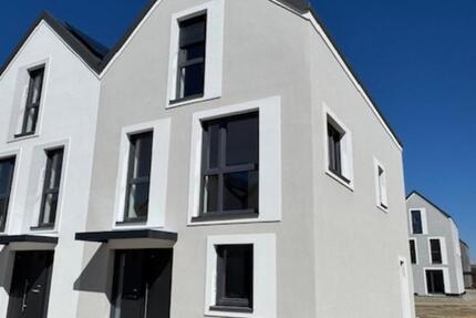 ERSTBEZUG - Reiheneckhaus mit EBK im Umkreis Regensburg