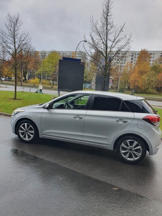 Hyundai i20 78.465 km 8.500 € Berlin 10178