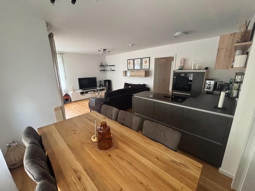 Neuwertige 4-Zimmer-Wohnung mit EBK, Garage & Stellplatz