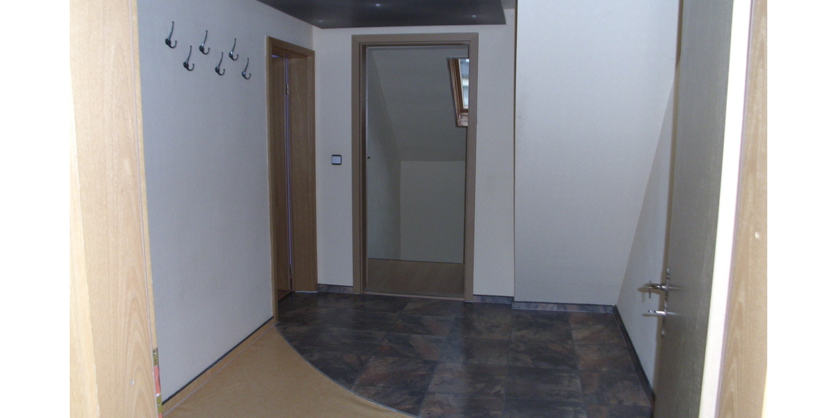 Drei-Zimmer-Dachwohnung in ruhiger Lage mit guter Fernsicht - Etagenwohnung Lauter-Bernsbach Bernsbach | Angebot:14517910