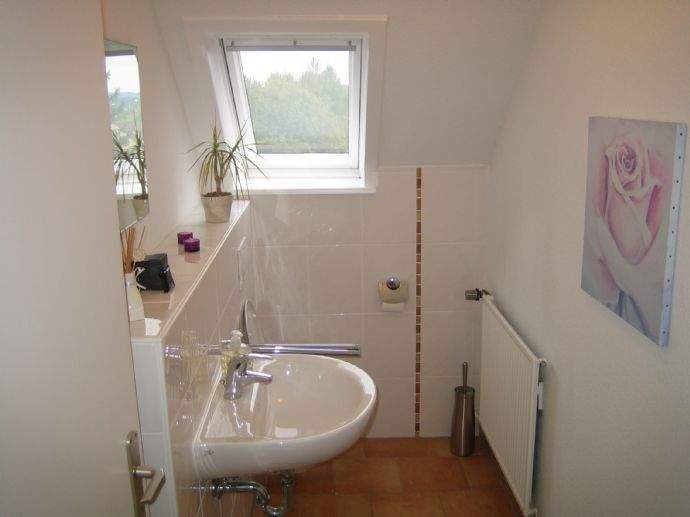 Zum Verkauf bieten wir an: ein großes Wohnhaus (Altbau) mit 3 Wohnungen und 2 Garagen in stadtnaher Wohnlage