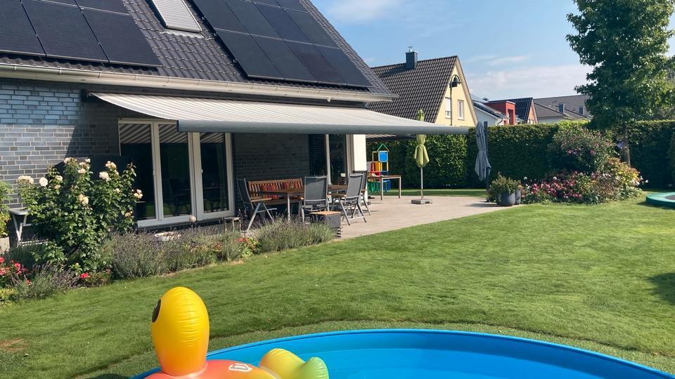 Freistehendes Einfamilienhaus (Pool, 3 Garagen, PV) SG-Aufderhöhe