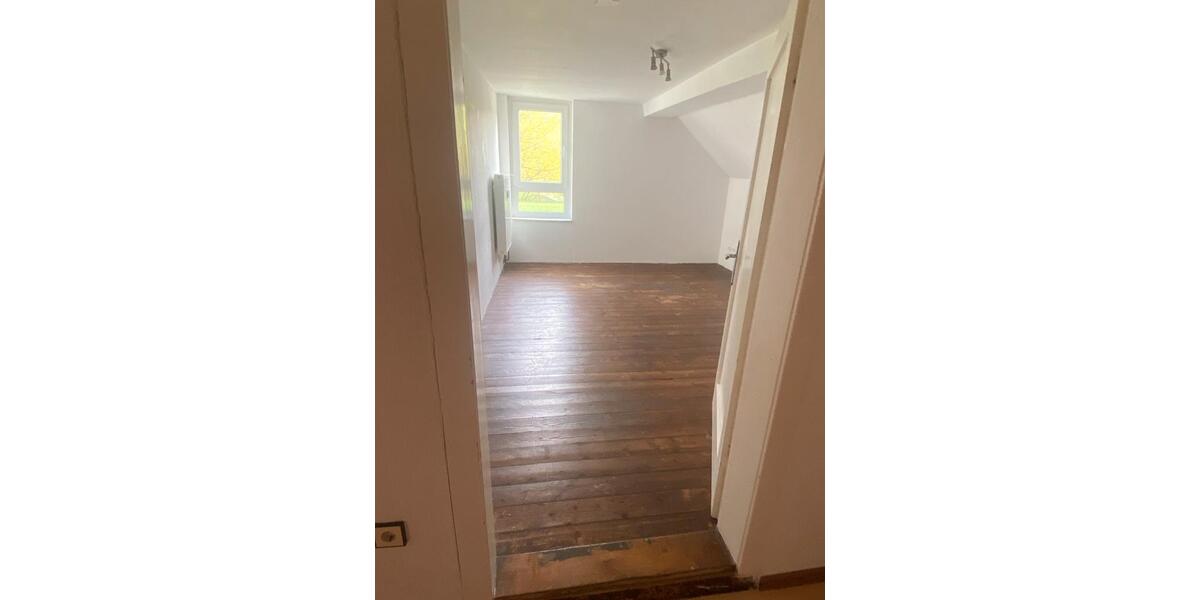 Dachgeschoßwohnung Delligsen - 4 Zimmer, 89 m&sup2;, 923&euro; | Angebot:26198056