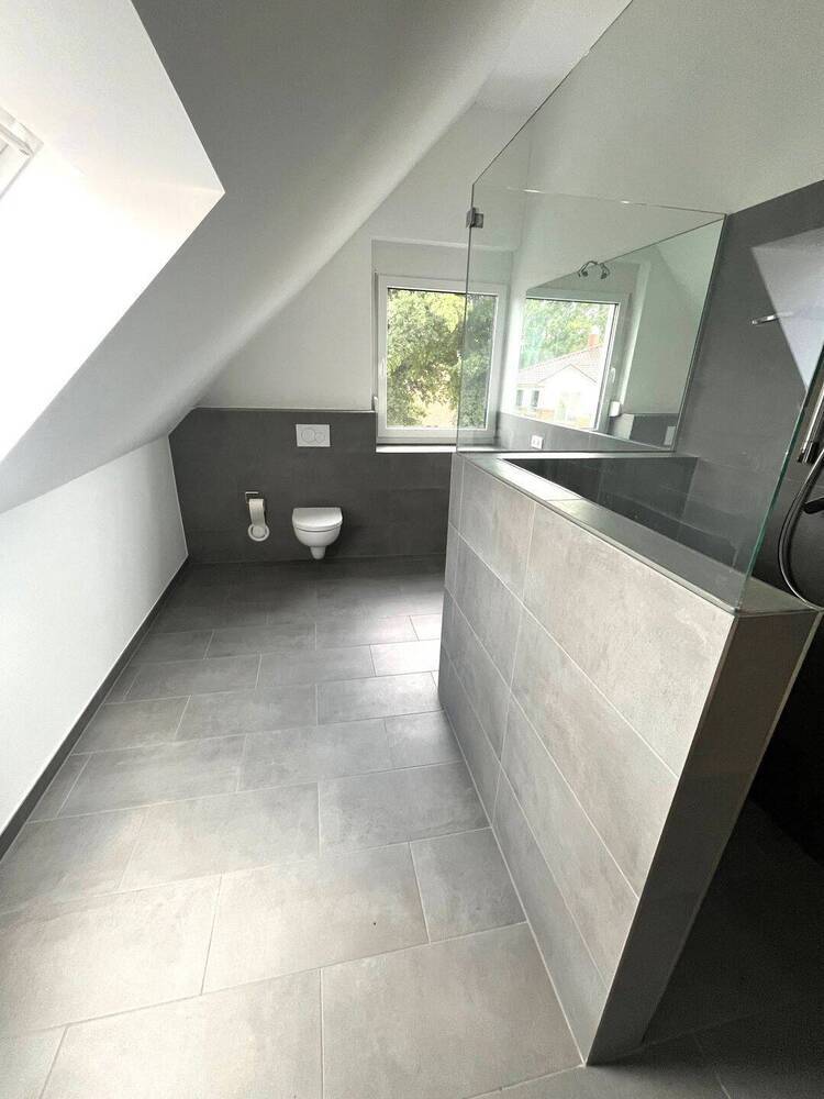 SCHICK und SUPER ZENRAL im ACHIMER BAUERNVIERTEL Hochwertige, schöne 3 Zimmer-Maisonette-Wohnung Baujahr 2022 mit großem Balkon und Garagenplatz