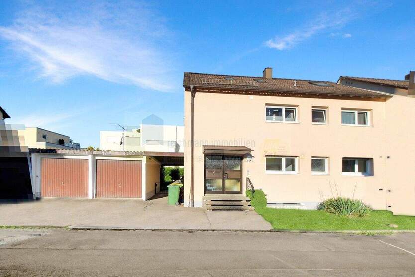 Bad Dürrheim - Doppelhaushälfte mit Potenzial, solider Massivbau mit 2 Wohneinheiten, Balkon, Terrasse und 2 Garagen in ruhiger Sackgassenlage ! 9 zimmer