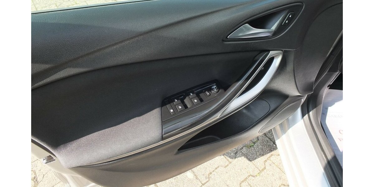 Opel Astra NAVI EINPARKHILFE ALLWETTERREIFEN EURO 6 99.278 km 8.995 &euro; Köln 50858