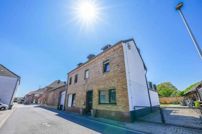 Haus zum Kaufen in Heinsberg Waldenrath 199.000 € 206 m²