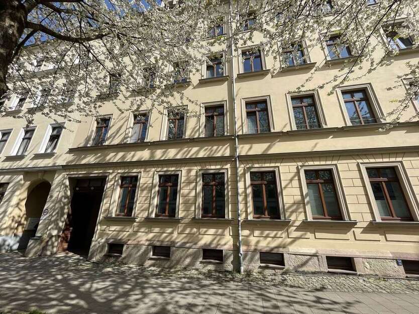 mit 360° Rundgang! Sanierte 2 Zimmer mit Balkon + großer Küche am Brühl!