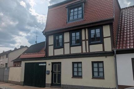 Haus Lübz - 7 Zimmer, 200 m&sup2;, 250.000&euro; | Angebot:27113882
