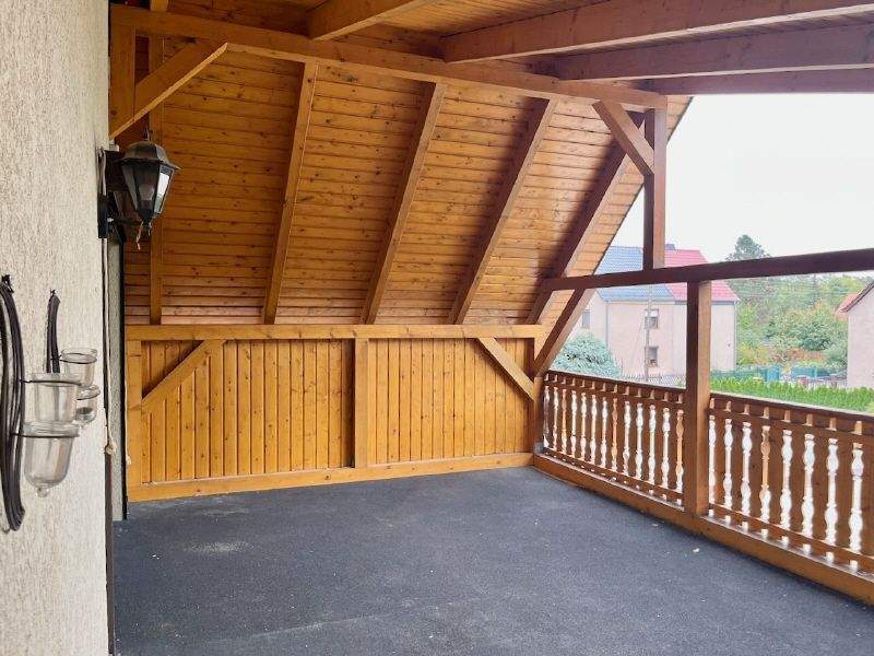 Seitengebäude mit großem überdachten Balkon 5 zimmer