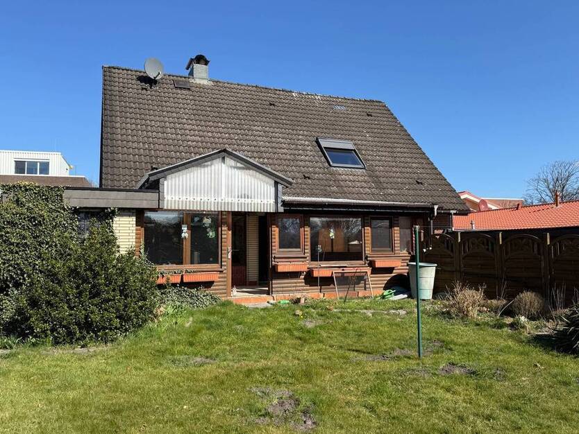 Haushälfte mit vielen Zimmern und großem Garten