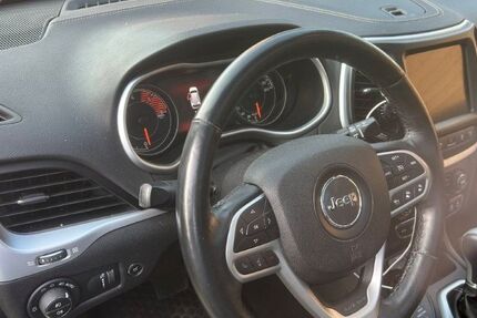 Jeep Cherokee 81.000 km 18.999 &euro; Lindhöft 24214