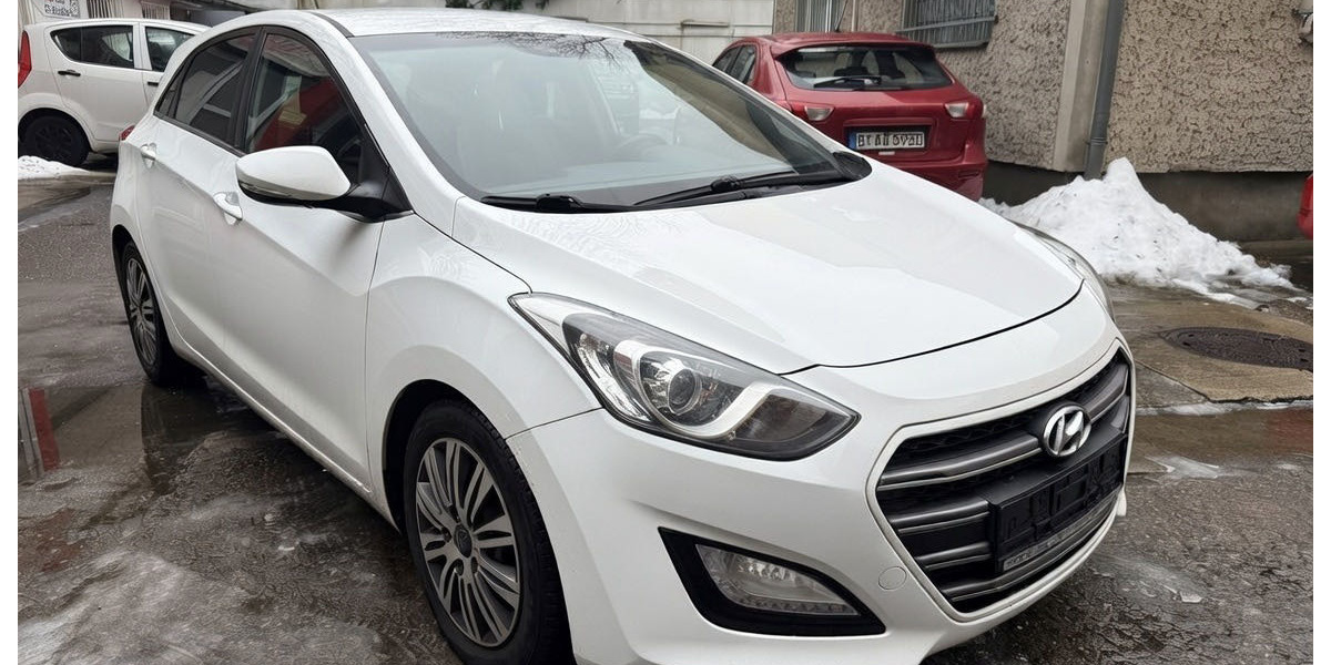 Hyundai i30 Passion Plus Autom Navi PDC Sitz&Lenkradhz. 108.062 km 10.400 &euro; Berlin 10247